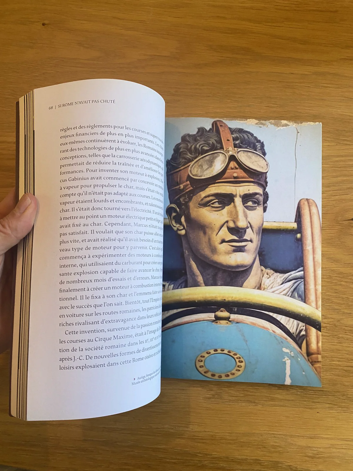Page du livre : un aurige romain en lunettes de course au volant d’une voiture, image générée par l’IA