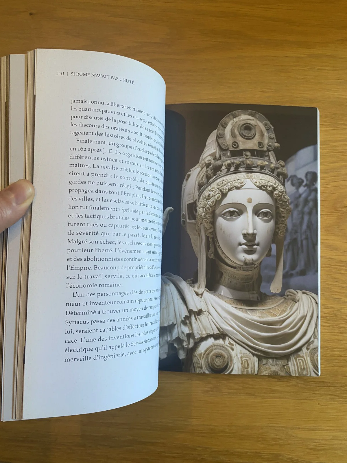 Page du livre : une statue romaine au visage d’androïde, image générée par l’IA