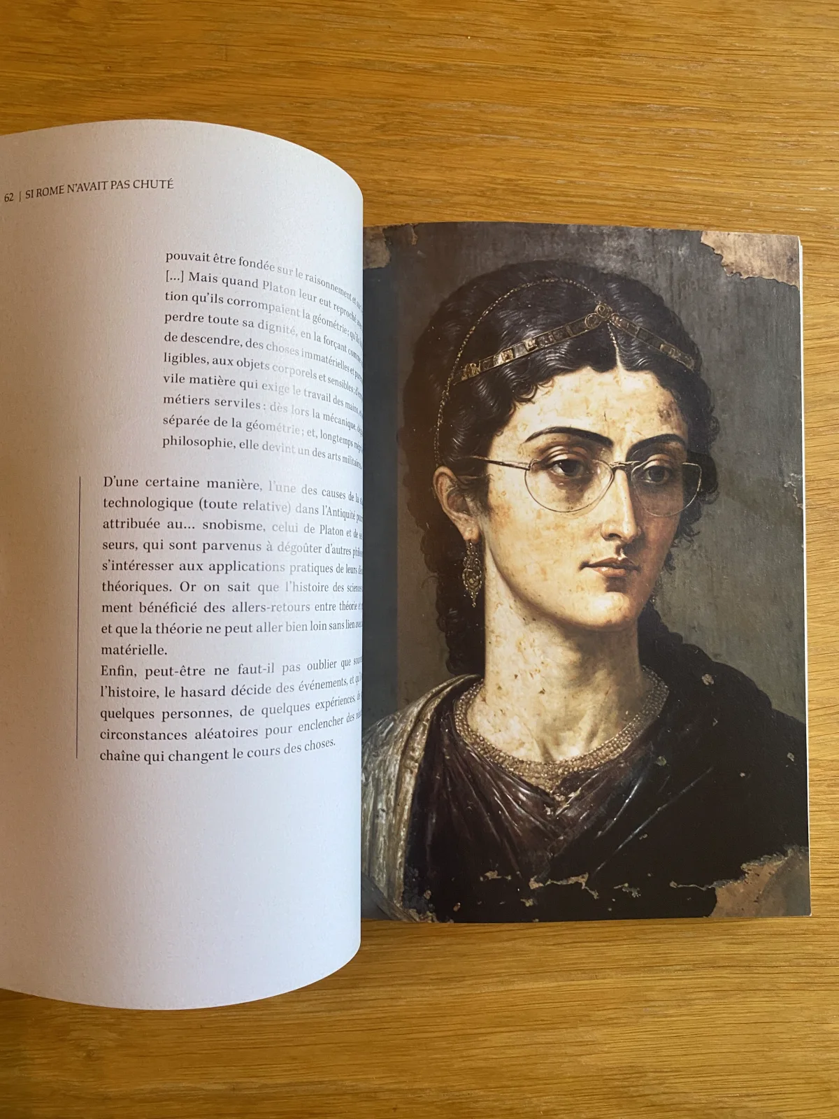 Page du livre : portrait d’une Romaine à lunettes dans le style des portraits du Fayoum, image générée par l’IA